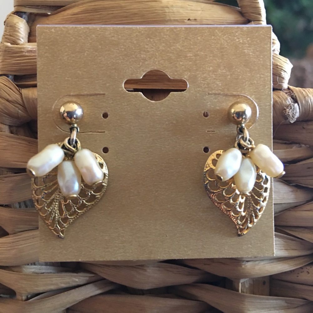 Vintage 70s Avon leaf fresh water pearl earrings